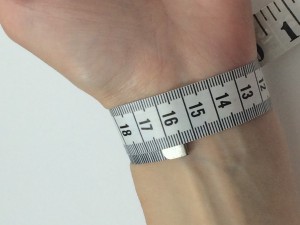 Measuring wrist size2